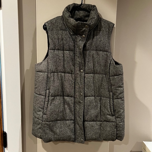 Maternity Puffer Vest - Picture 1 of 5